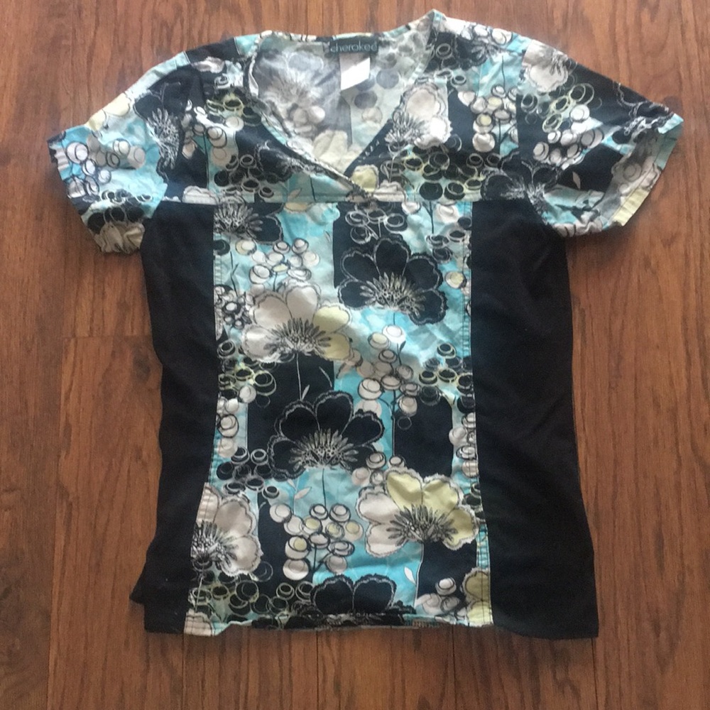 Scrub top with side stretch panel